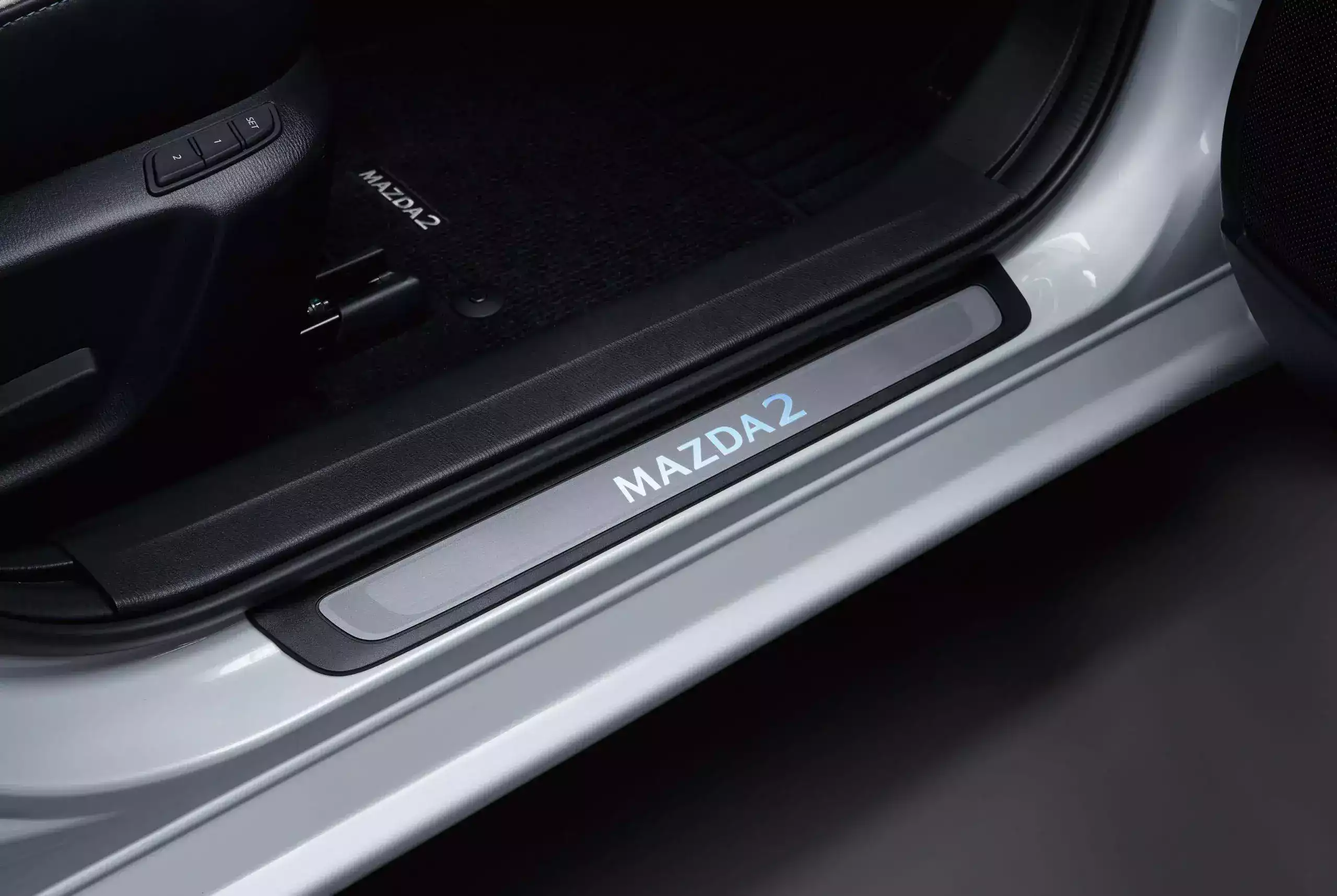 Mazda 2 Sedan | Piso Alfombra Iluminado
